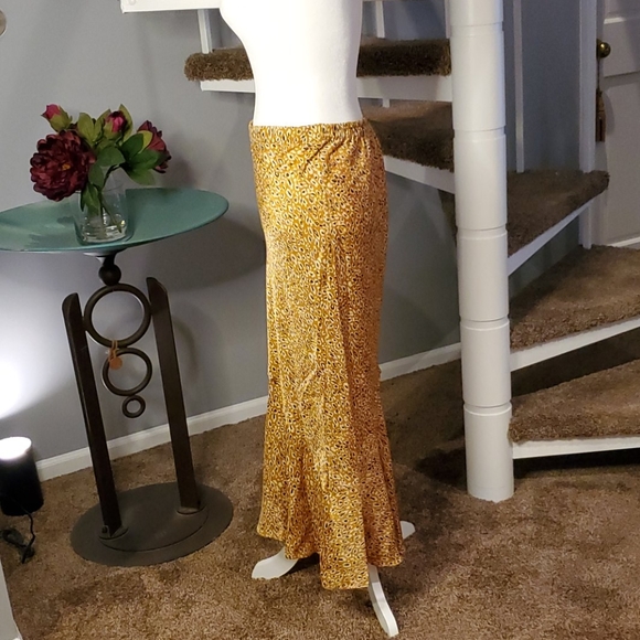 💙HP💙 Midi Skirt - Picture 3 of 13